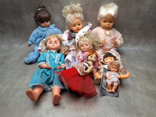 Pastic collector dolls in assorted outfits