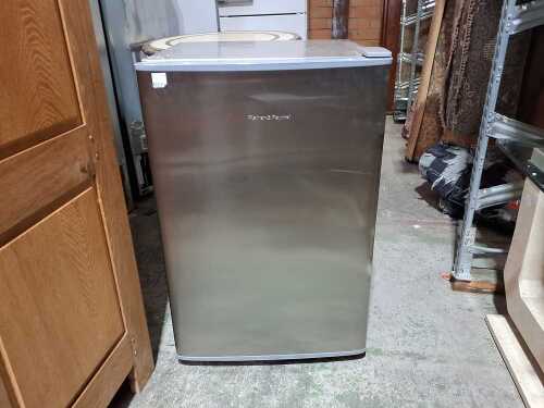 Fisher & Paykel 113L bar fridge