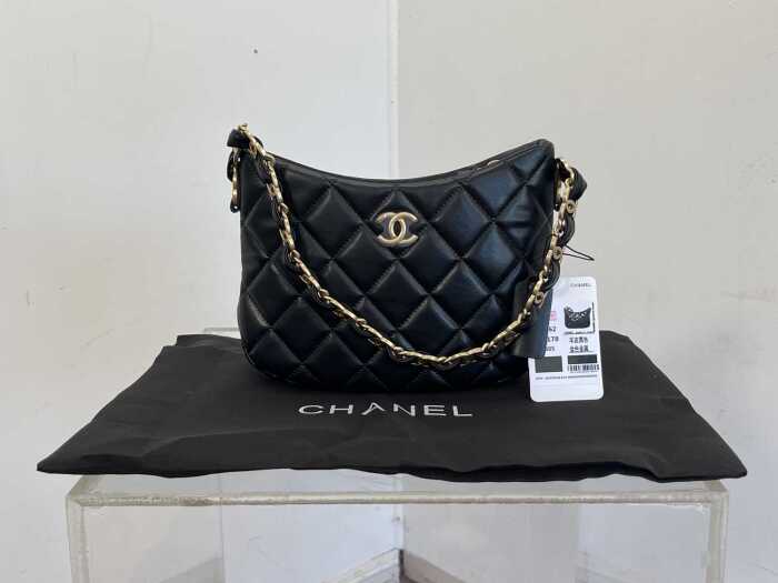 Designer style handbag in black