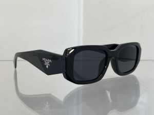 Designer style sunglasses in black - 2
