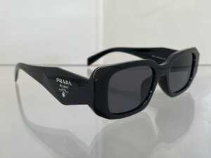Designer style sunglasses in black - 2