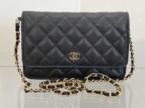 Designer style purse in black