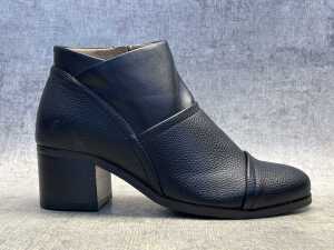 Homyped Empress Block Heel Boots size 7.5 - 2