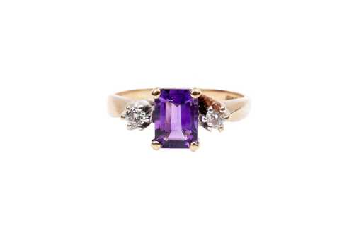 An amethyst and diamond ring in 9 carat yellow gold