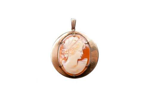 A vintage cameo pendant in 9 carat yellow gold
