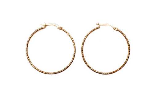 A pair of twist hoops in 9 carat yellow gold