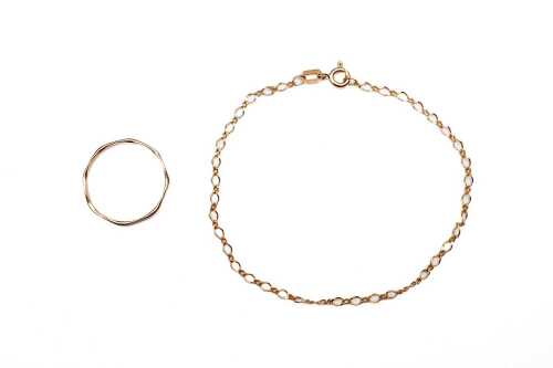 A 1&1 figaro link bracelet and faceted ring in 9 carat yellow gold