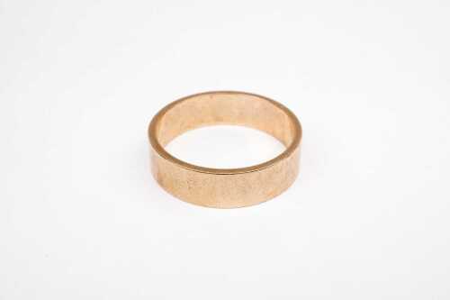 A wedding band in 9 carat yellow gold