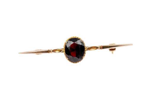 A garnet brooch in 9 carat yellow gold