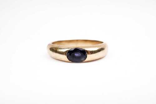 A tanzanite ring in 9 carat yellow gold