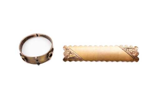 A broken bar brooch and ring in 9 carat yellow gold