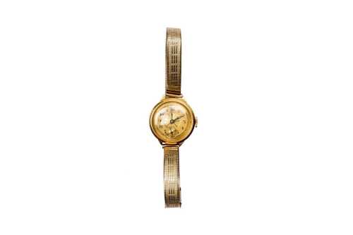 A vintage ladies winding watch in 9 carat yellow gold
