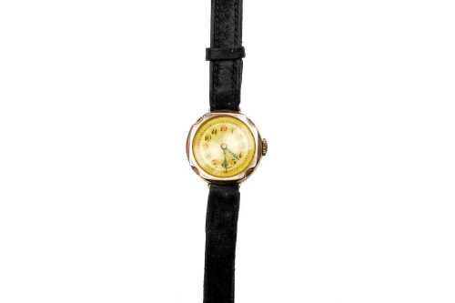 A vintage ladies winding watch in 9 carat rose gold
