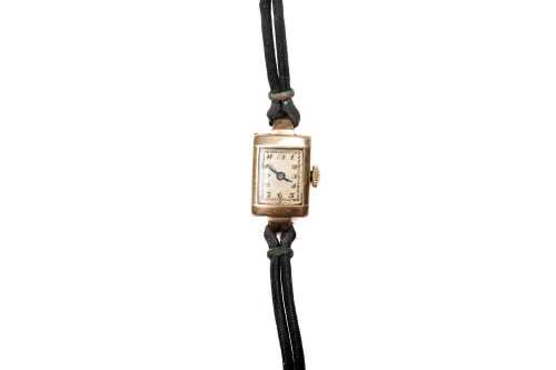 A vintage ladies winding watch in 9 carat yellow gold