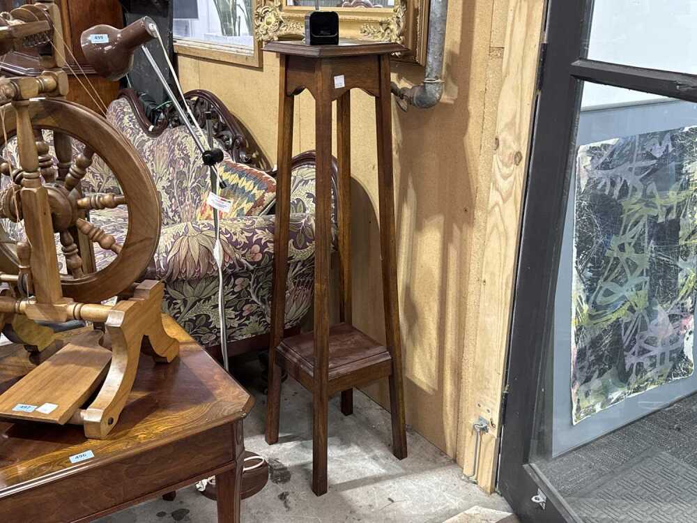 Timber pedestal stand