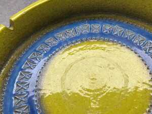 A Bitossi mid-century yellow and blue Rimini ashtray - 2
