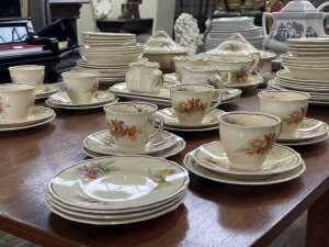 A Royal Doulton Orchid porcelain dinner setting - 2