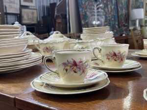 A Royal Doulton Orchid porcelain dinner setting - 3