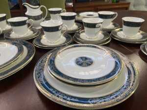 Royal Doulton Carlyle dinner setting for ten - 2