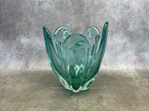 Iwatsu Hineri splash vase in turquoise.