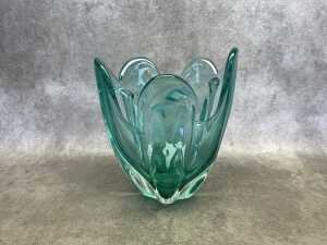 Iwatsu Hineri splash vase in turquoise.