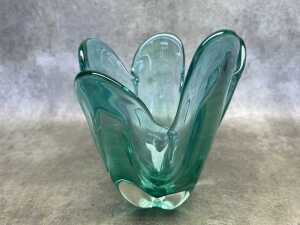 Iwatsu Hineri splash vase in turquoise. - 2
