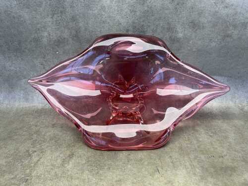 A vintage pink art glass centrepiece bowl