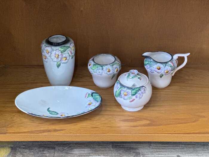 Five Carlton Ware 'Daisy' porcelain pieces