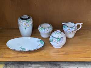 Five Carlton Ware 'Daisy' porcelain pieces