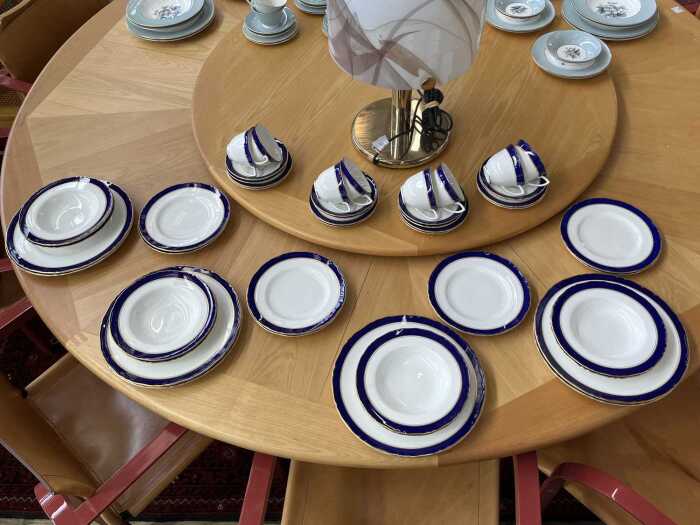 Royal Worcester 'Cavendish Blue' porcelain dinner setting for eight