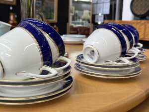 Royal Worcester 'Cavendish Blue' porcelain dinner setting for eight - 3