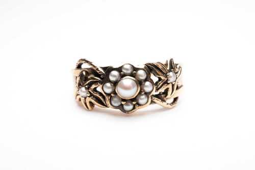 A vintage seed pearl flower ring in 9 carat yellow gold.
