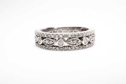 A diamond ring in 9 carat white gold.