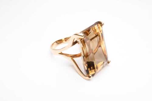 A smoky quartz cocktail ring in 14 carat yellow gold.