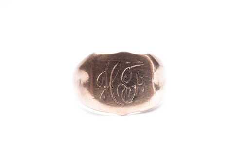 A vintage signet ring in 9 carat rose gold.