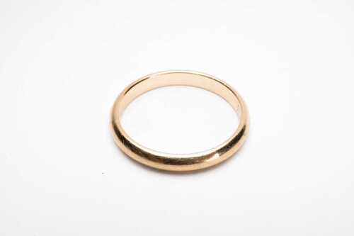 A half round band in 9 carat yellow gold.