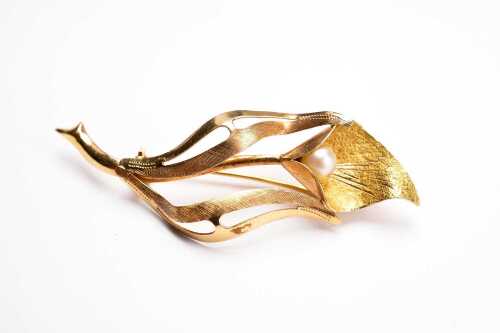 A vintage pearl brooch in 18 carat yellow gold.