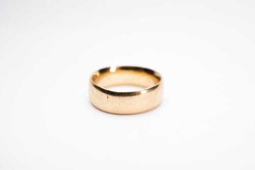 A half round band in 9 carat yellow gold.