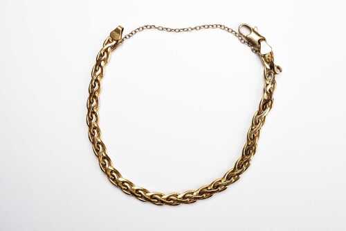 A woven bracelet in 9 carat yellow gold.