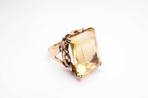 A vintage yellow topaz ring in 9 carat yellow gold.