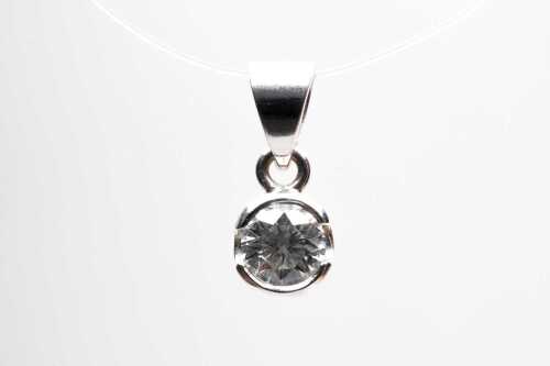A diamond pendant in 18ct white gold