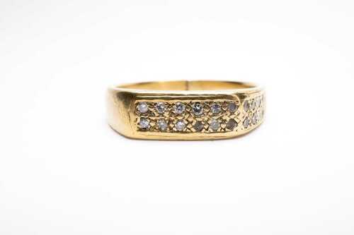 A diamond signet ring in 18 carat yellow gold.