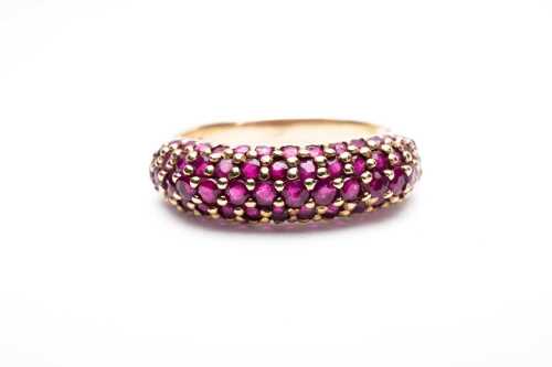 A ruby ring in 14 carat yellow gold.