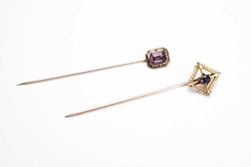 Two stick pins in 9 and 10 carat yellow gold.