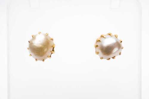 A pair of vintage pearl earrings in 18ct yellow gold