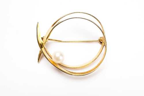 A pearl brooch in 9 carat yellow gold.