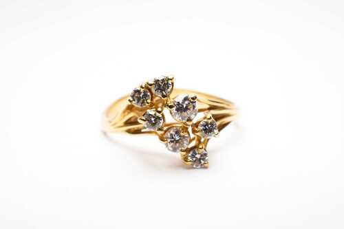 A diamond ring in 18 carat yellow gold.