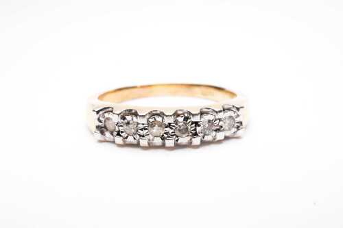 A diamond ring in 9 carat yellow gold.
