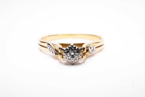 A diamond ring in 18 carat yellow gold,