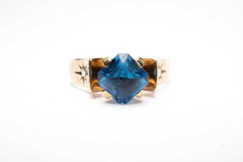 A vintage blue and white topaz ring in 9 carat yellow gold.